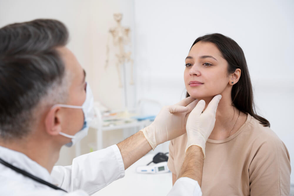 Thyroid Symptoms in Women in Hindi
