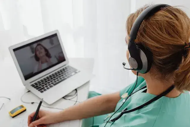 How do doctors diagnose and treat during online consultation