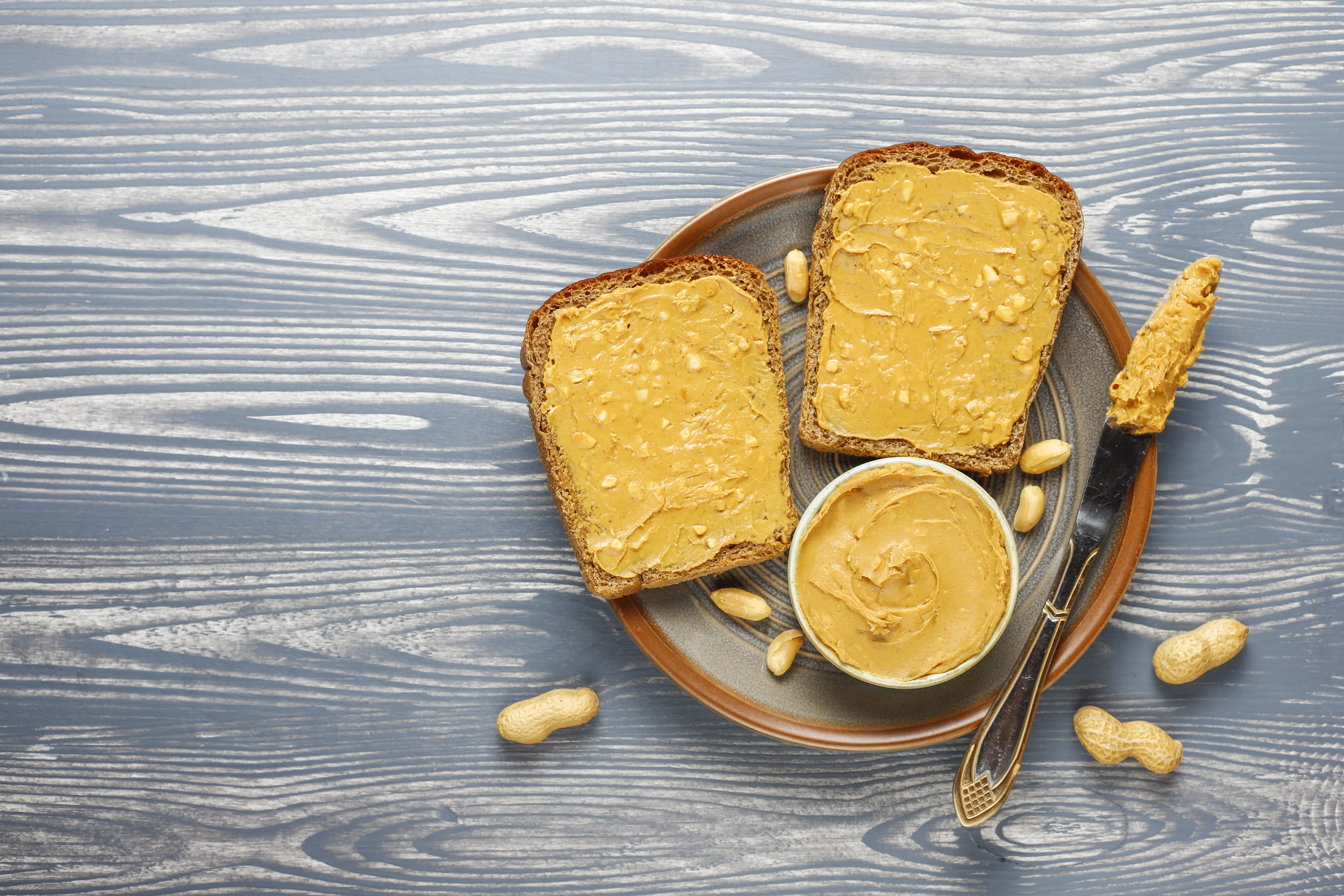 Buttered toast. Бутерброд с арахисовым маслом. Бутерброд с арахисовой пастой. Сэндвич с арахисовым маслом. Тост с арахисовым маслом.